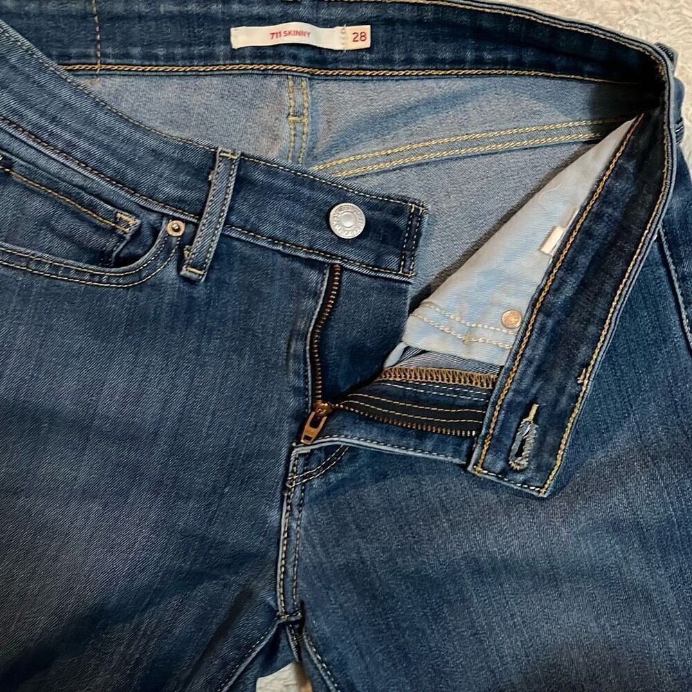 Levi’s 711 Cropped Skinny - Picture 3 of 11